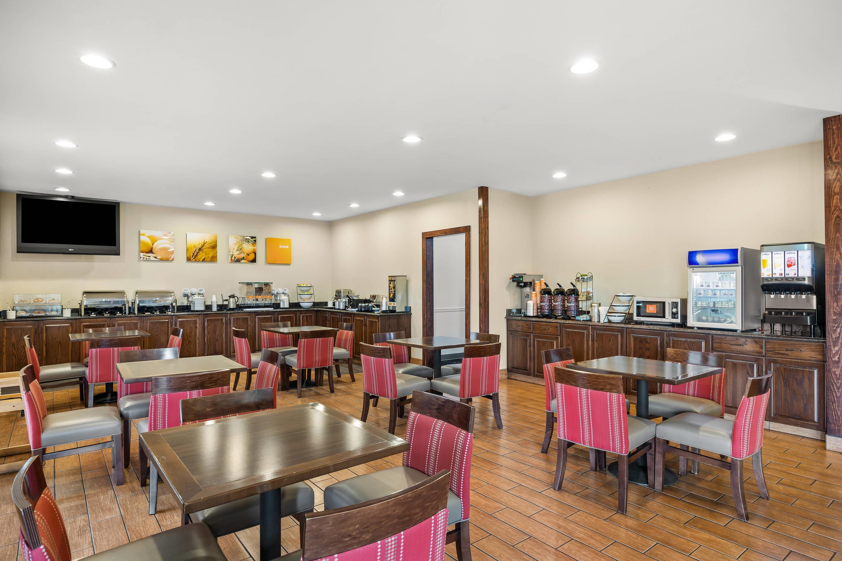 Breakfast area | Comfort Inn US 60/63