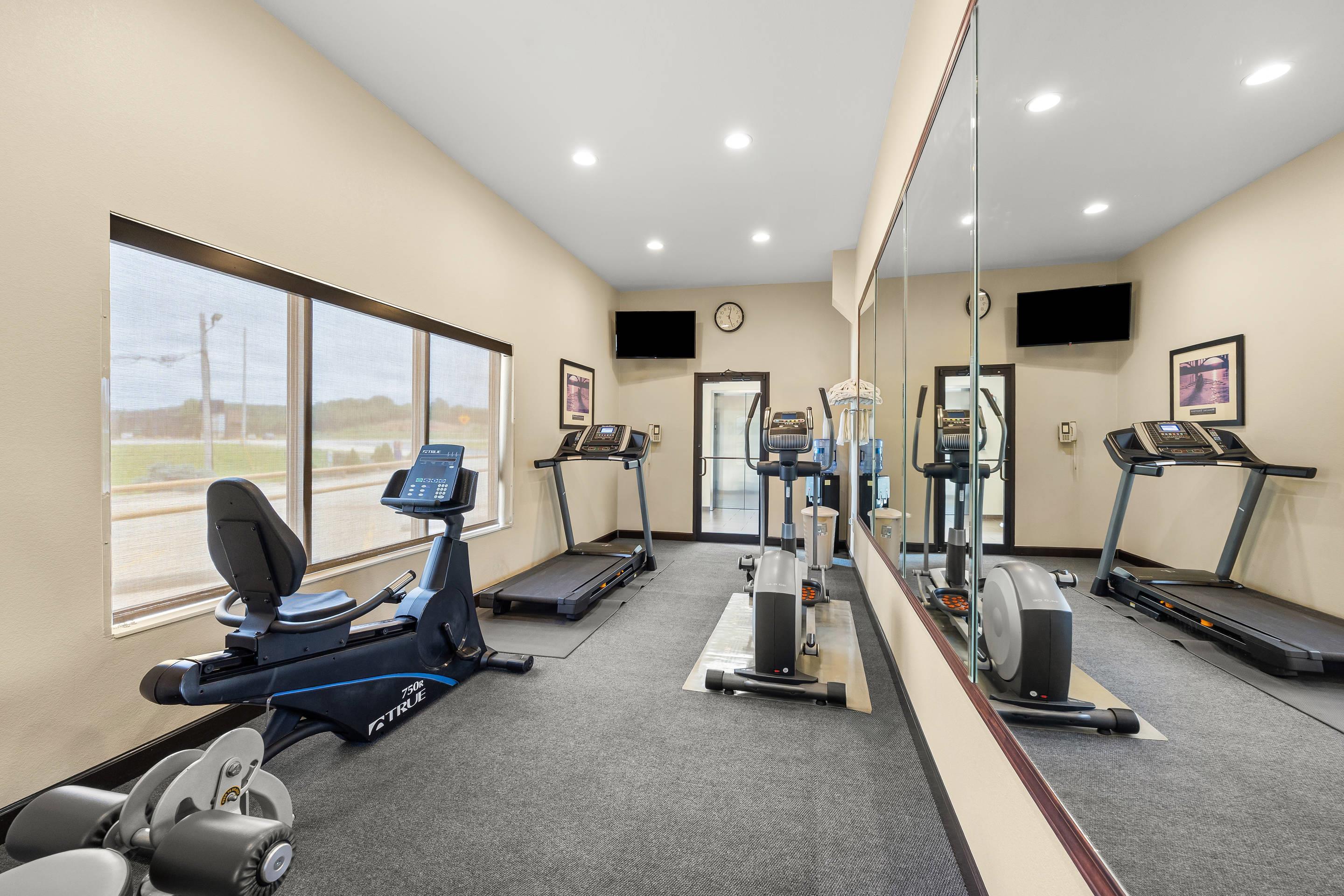 Fitness center | Comfort Inn US 60/63