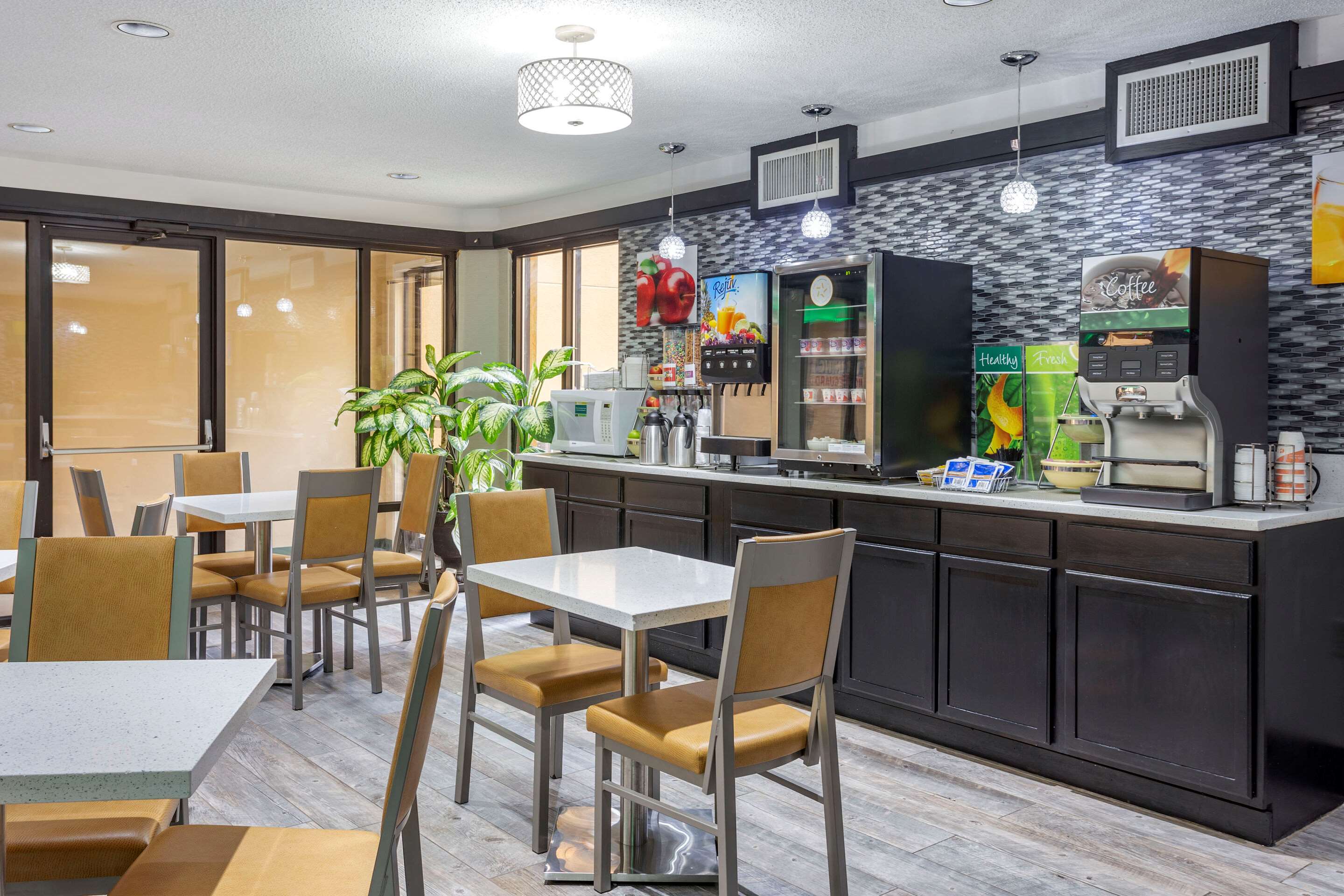 Breakfast area | Quality Inn St. Robert - Ft. Leonard Wood