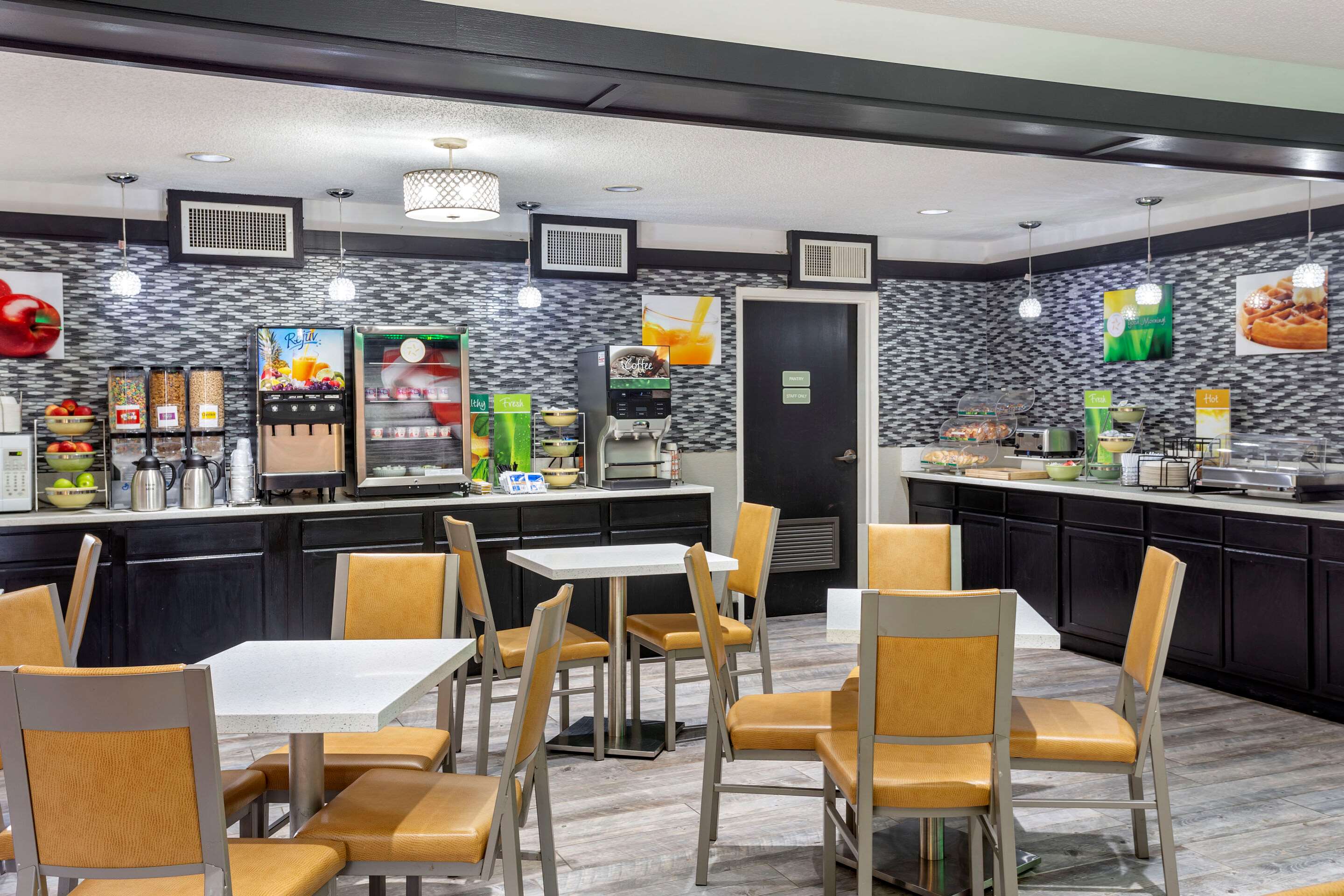 Breakfast area | Quality Inn St. Robert - Ft. Leonard Wood