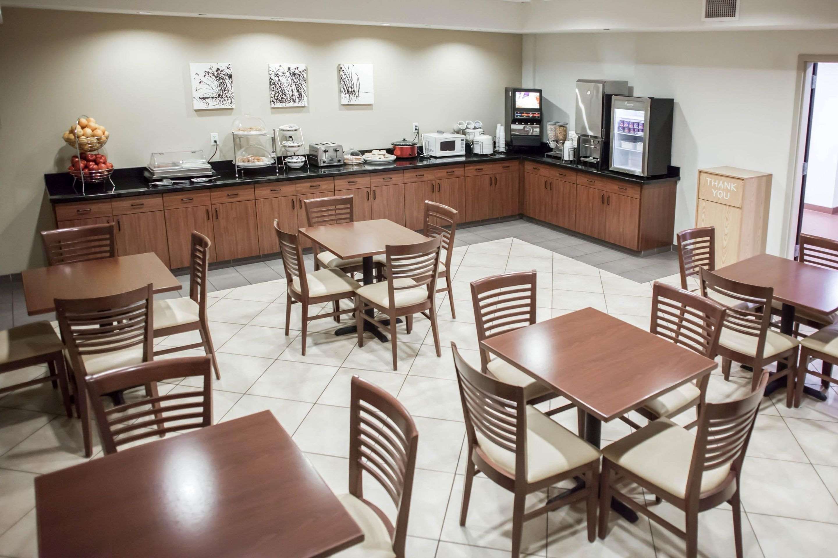 Breakfast counter | Sleep Inn & Suites Indoor Waterpark