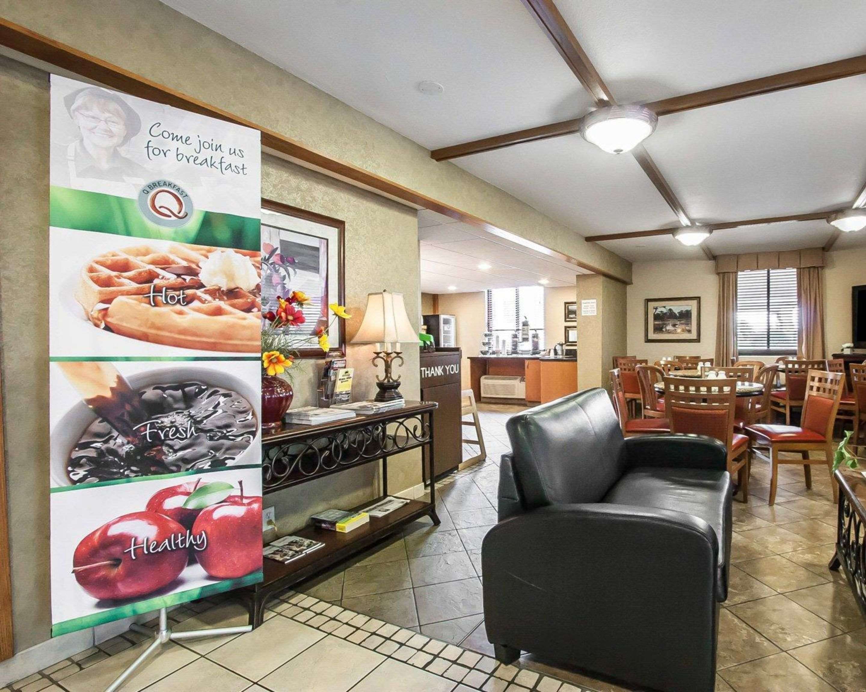 Hotel lobby | Quality Inn & Suites North Springfield
