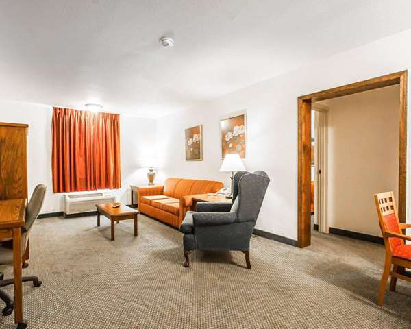 Suite - Quality Inn & Suites North Glenstone Springfield - I-44, Exit 80