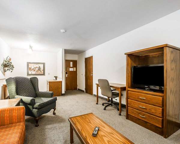Suite - Quality Inn & Suites North Glenstone Springfield - I-44, Exit 80