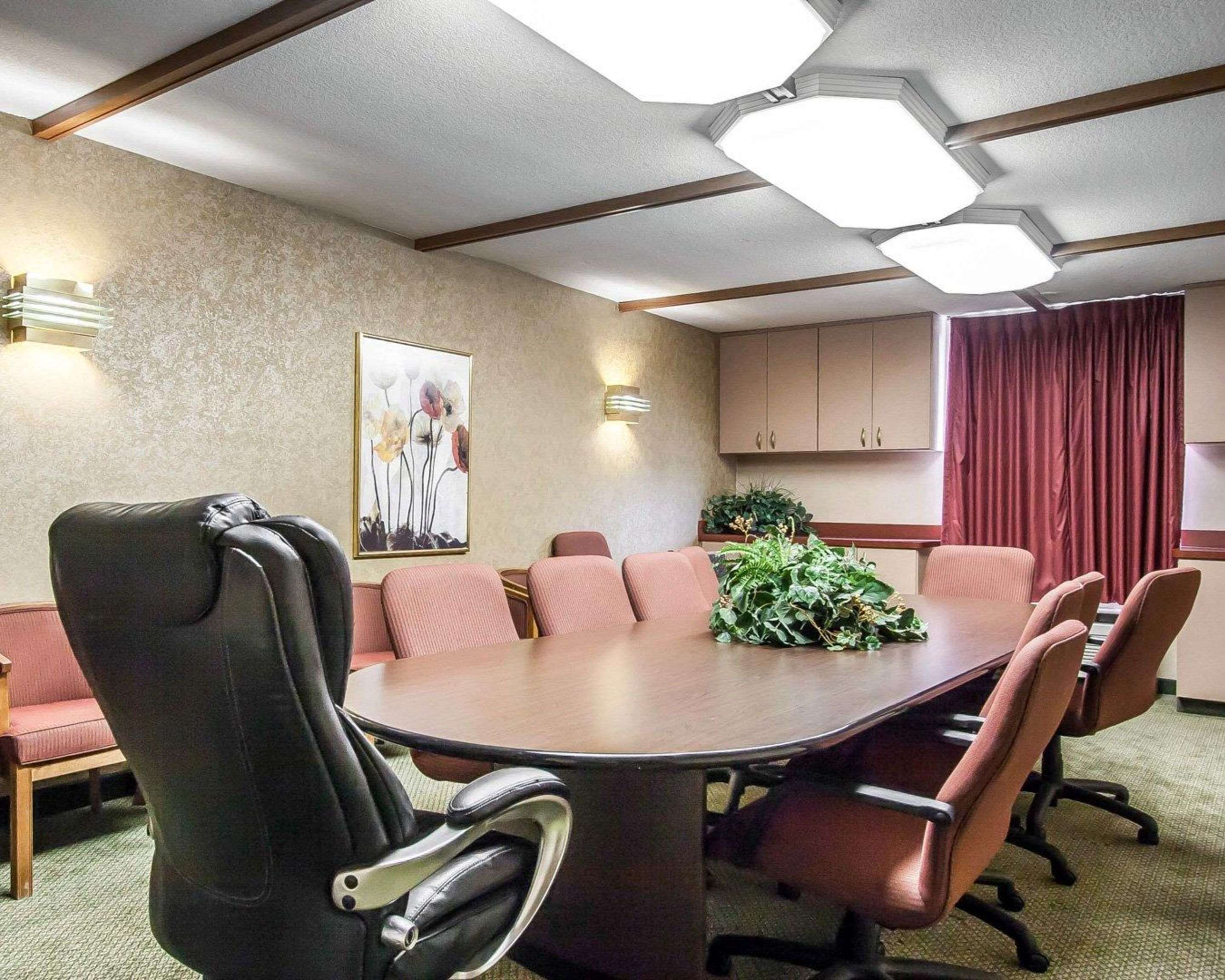 Boardroom | Quality Inn & Suites North Springfield