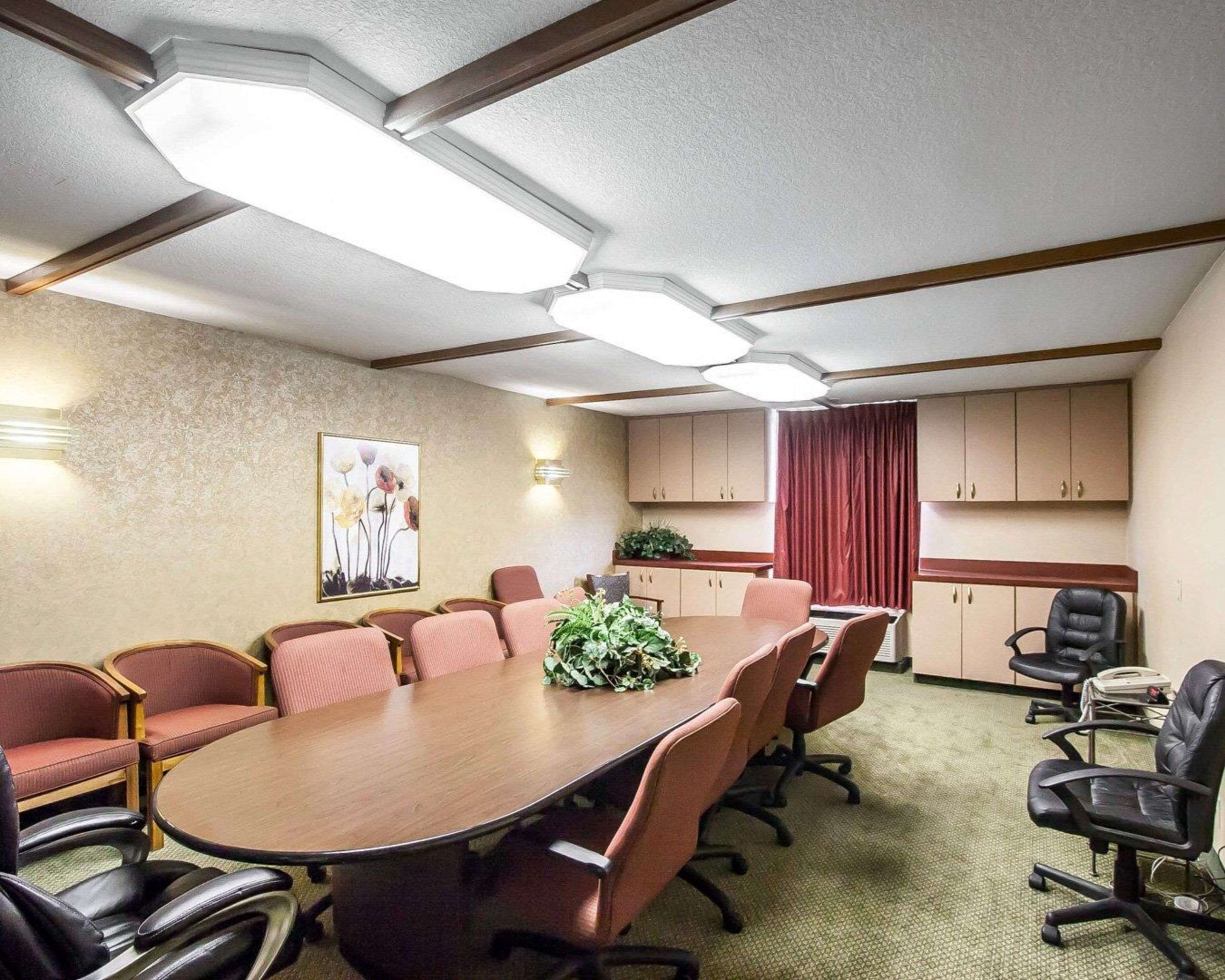 Boardroom | Quality Inn & Suites North Springfield