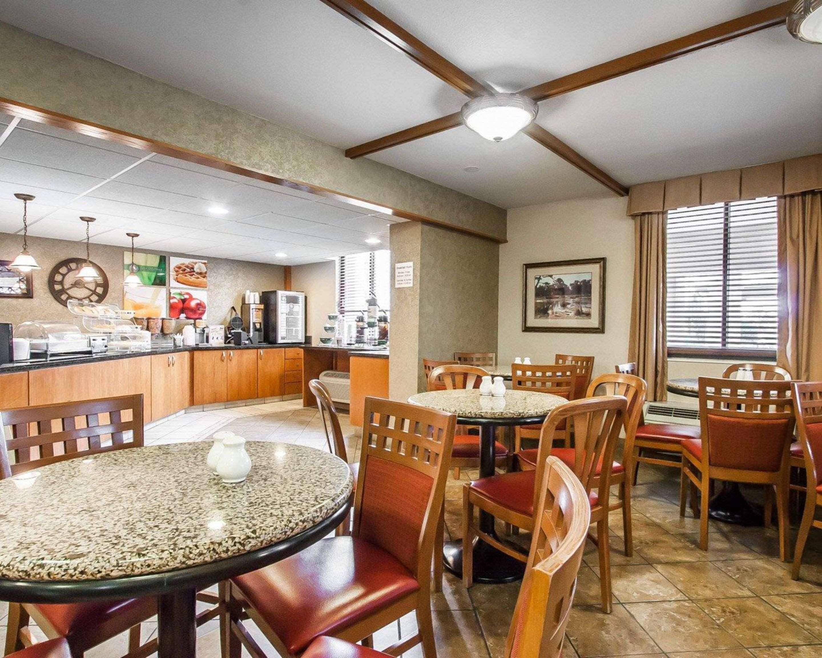Breakfast area | Quality Inn & Suites North Springfield