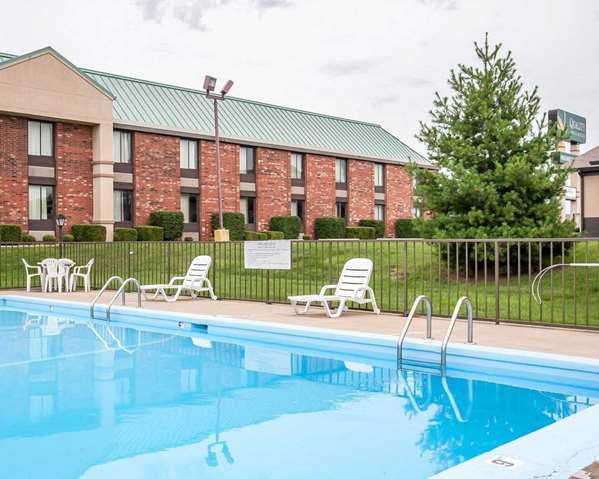 Pool - Quality Inn & Suites North Glenstone Springfield - I-44, Exit 80