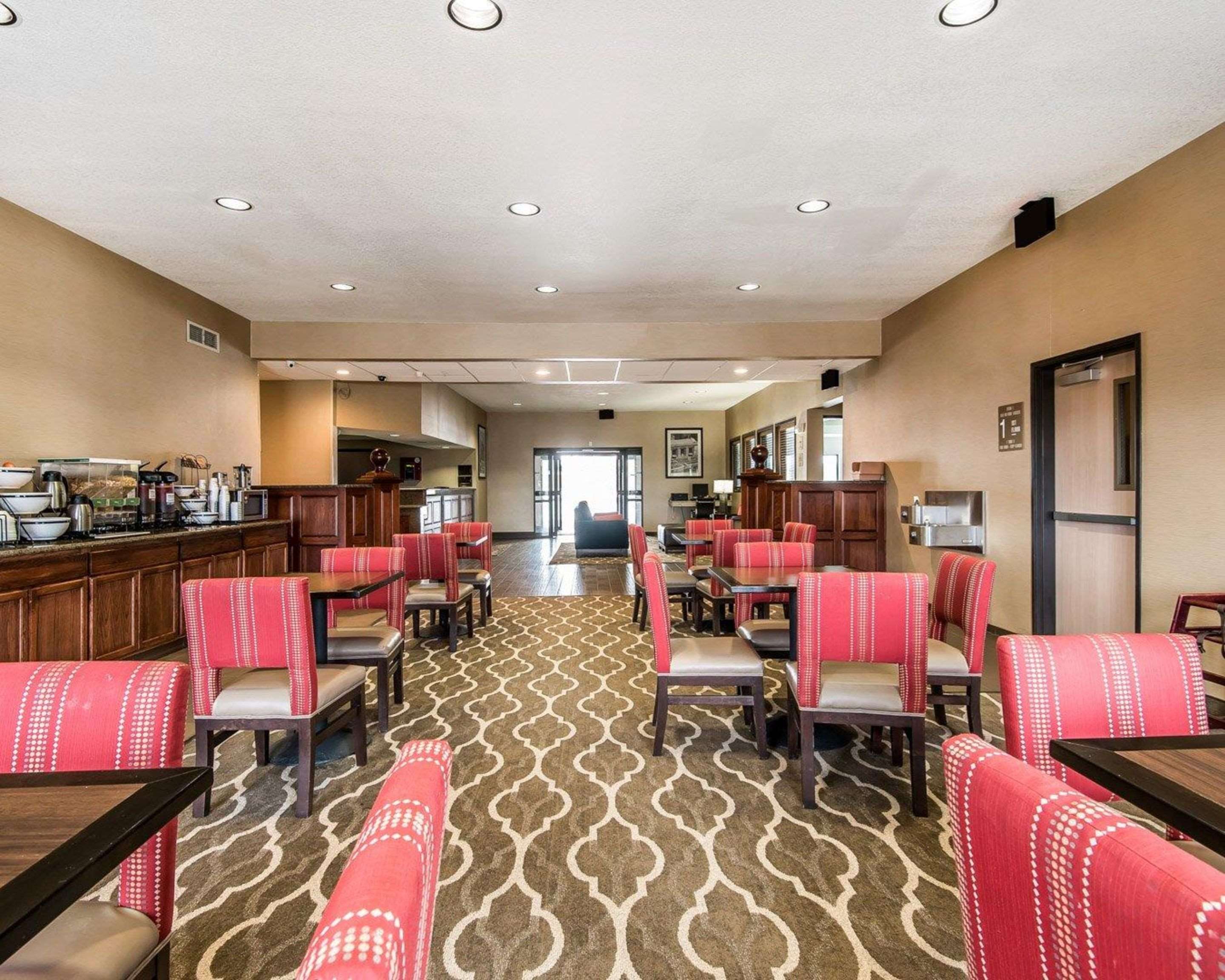 Breakfast area | Quality Inn & Suites Bethany