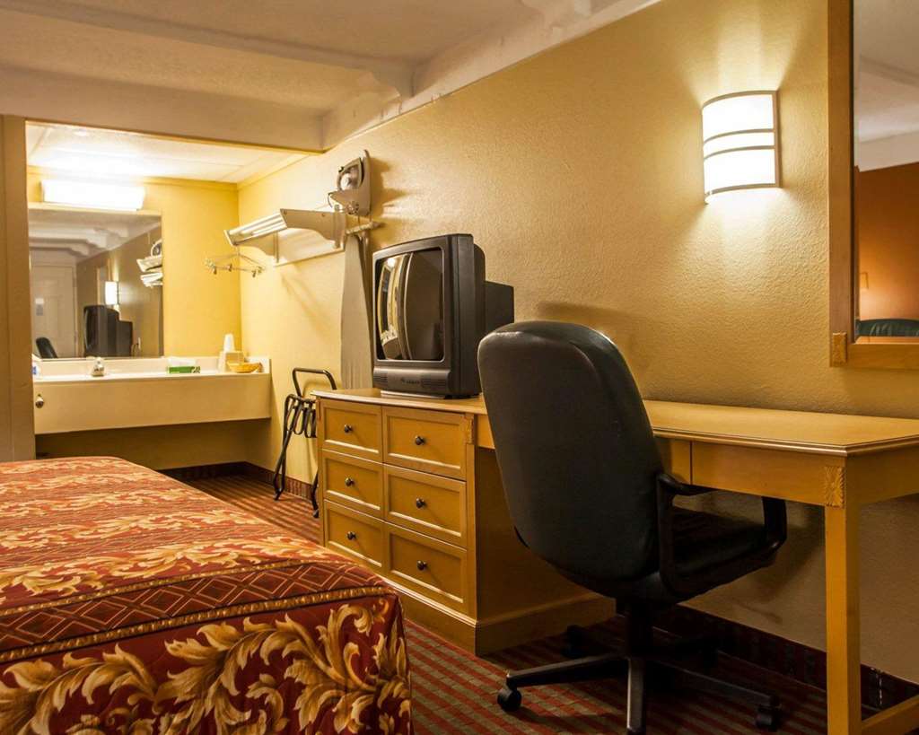 RODEWAY INN-guestroom-Guest Room,Bathroom,On-Site.jpg