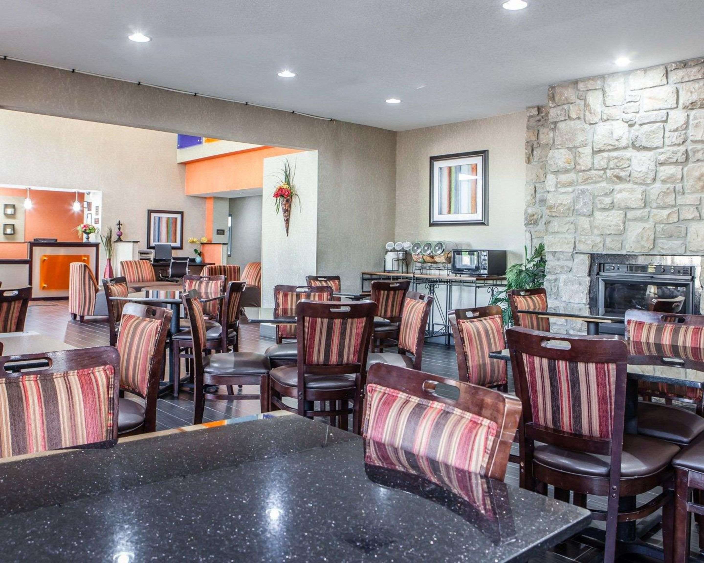 Enjoy breakfast in this seating area | Comfort Inn Lees Summit @ Hwy 50 & Hwy 291