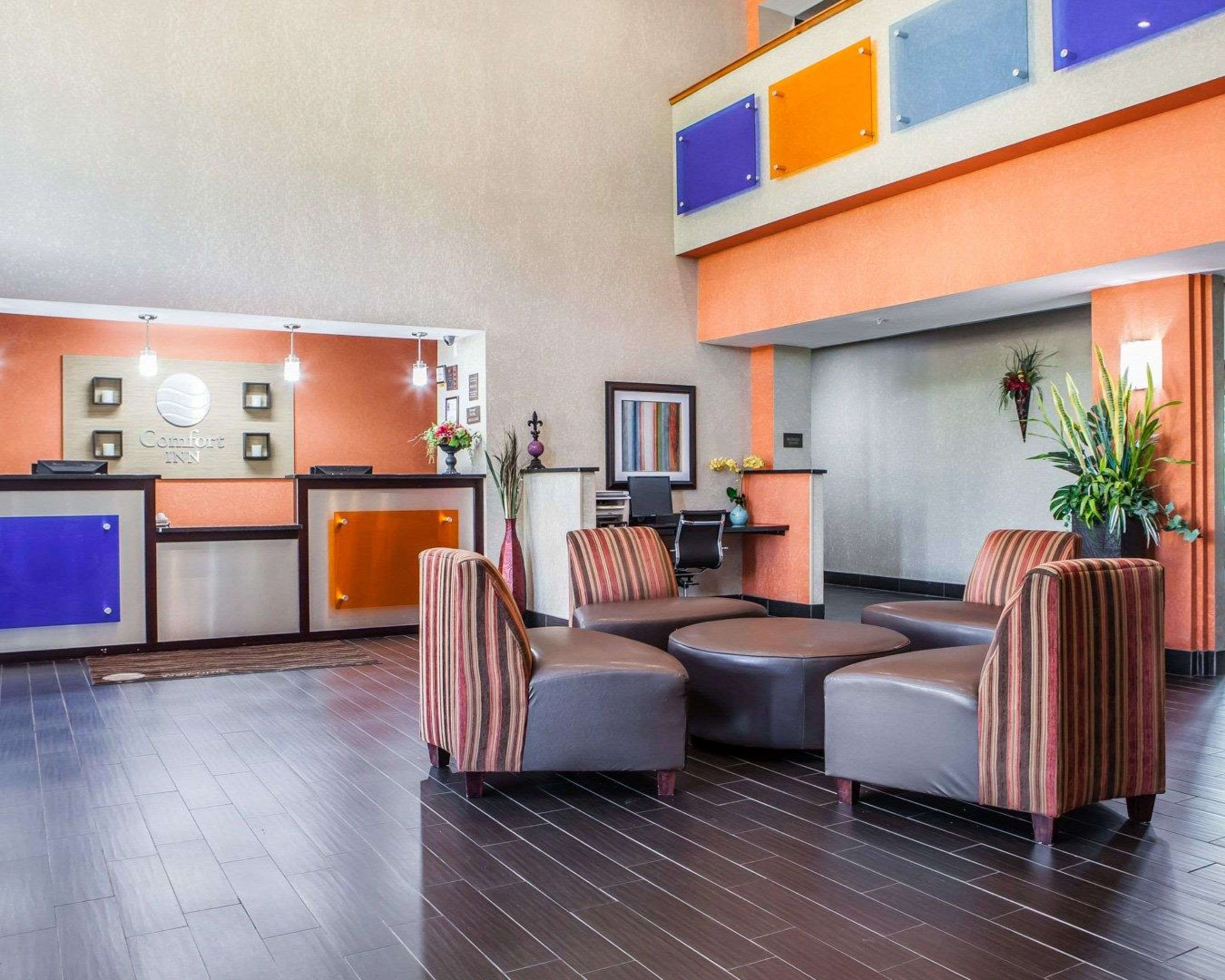 Spacious lobby with sitting area | Comfort Inn Lees Summit @ Hwy 50 & Hwy 291