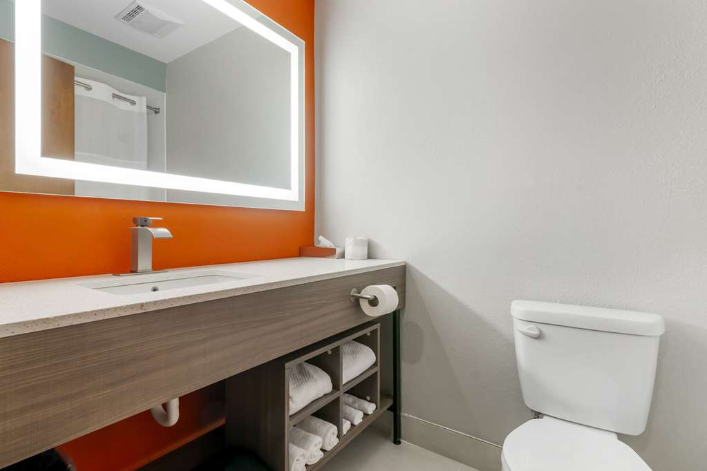 QUALITY INN-guestroom-Guest Room,Bathroom,On-Site.jpg