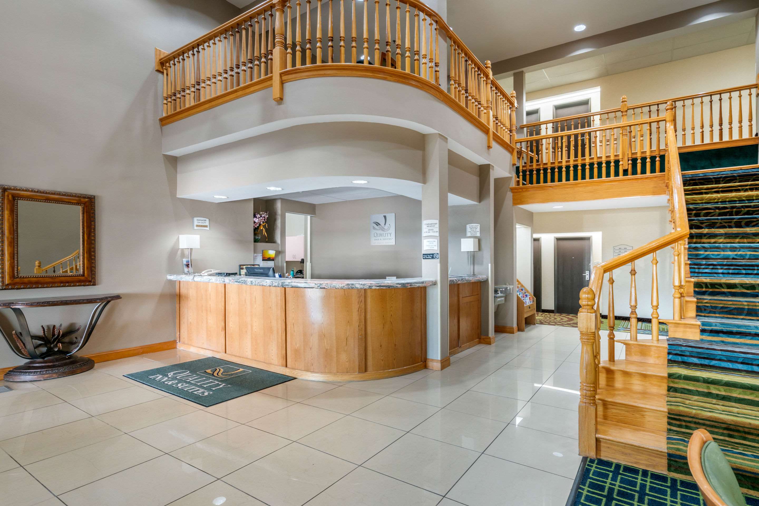 Front desk | Quality Inn & Suites Jefferson City