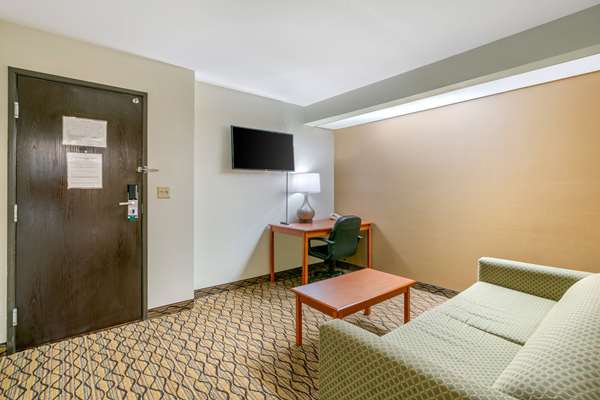 Suite - Quality Inn & Suites Jefferson City