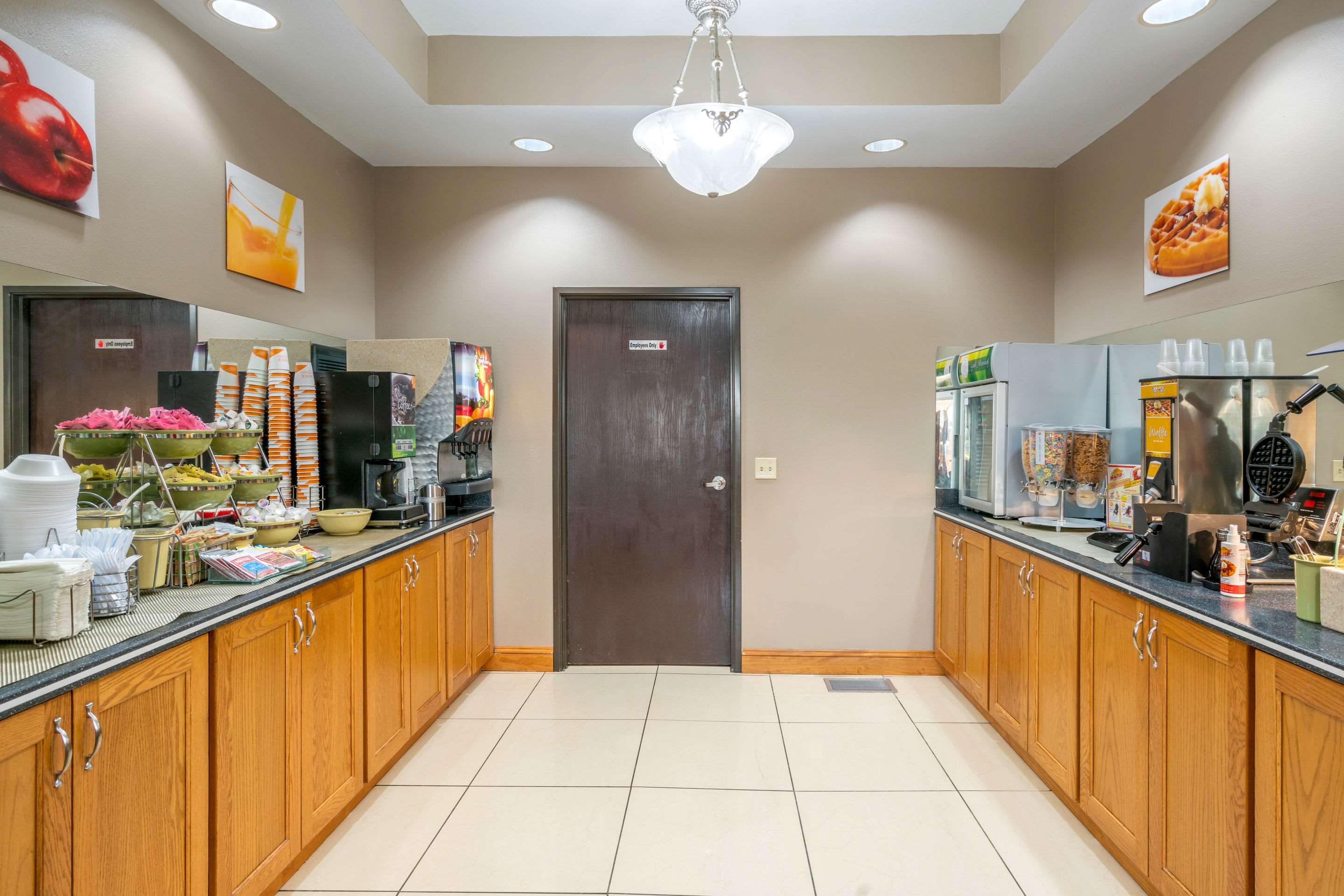 Breakfast area | Quality Inn & Suites Jefferson City