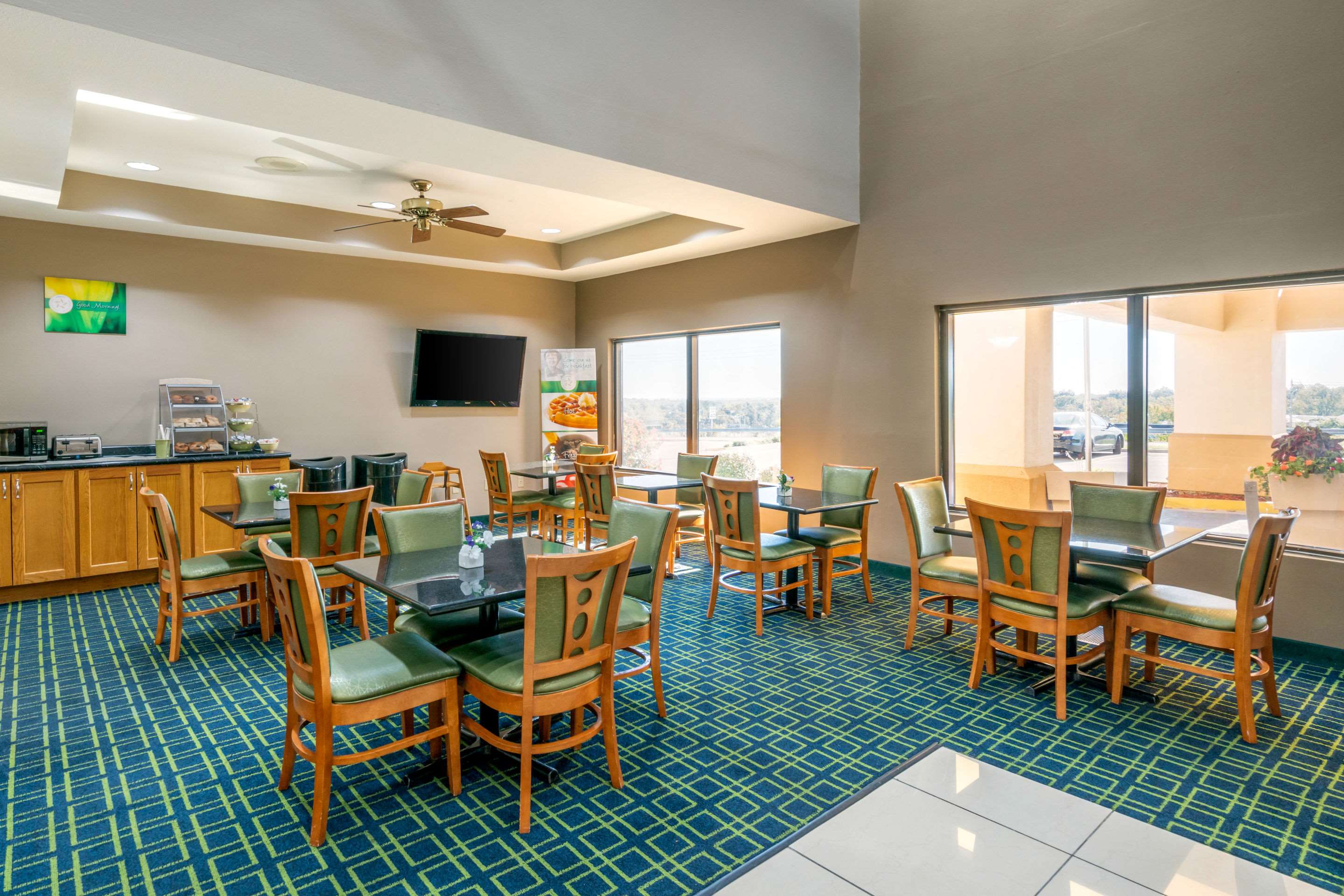 Breakfast area | Quality Inn & Suites Jefferson City