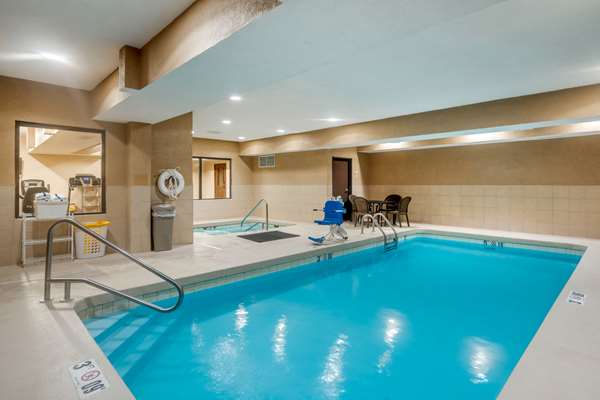 Pool - Quality Inn & Suites Jefferson City