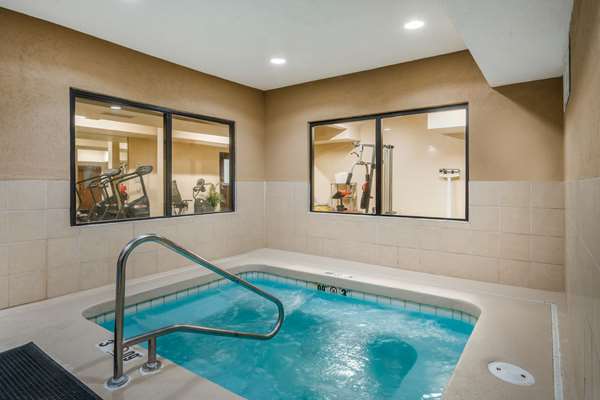 Pool - Quality Inn & Suites Jefferson City