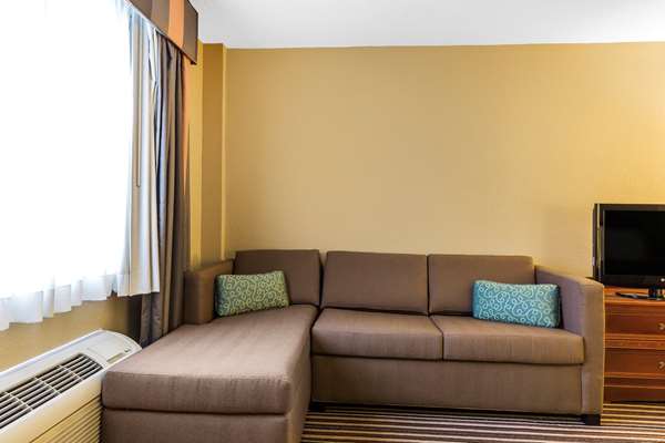 Suite - Quality Inn & Suites Columbia - I-70, Exit 128A