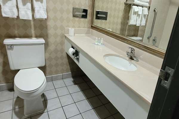  - Quality Inn & Suites Columbia - I-70, Exit 128A