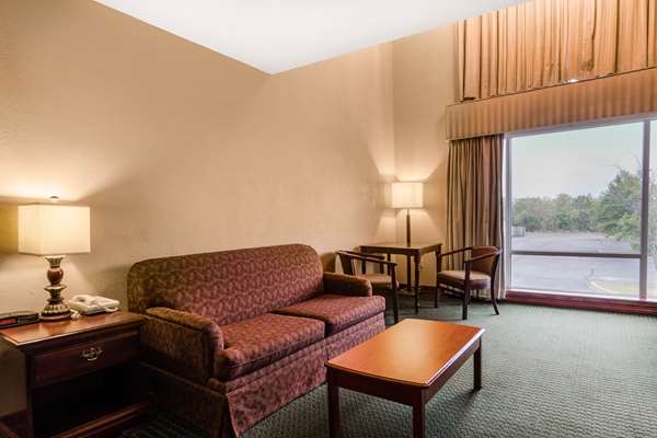 Suite - Quality Inn & Suites Carthage - I-49, Exit 50