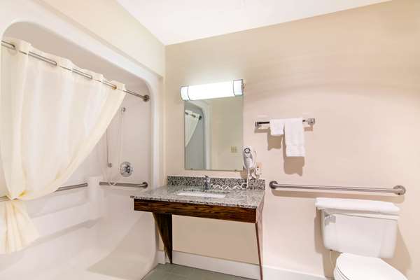  - Quality Inn & Suites Carthage - I-49, Exit 50