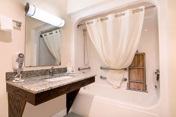  - Quality Inn & Suites Carthage - I-49, Exit 50