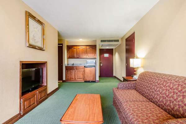 Suite - Quality Inn & Suites Carthage - I-49, Exit 50