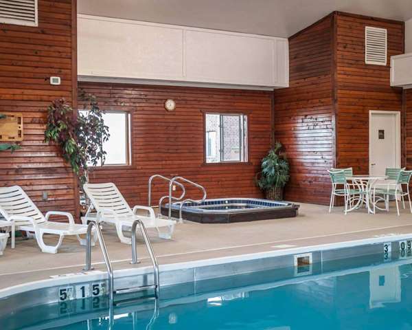 Pool - Quality Inn Boonville