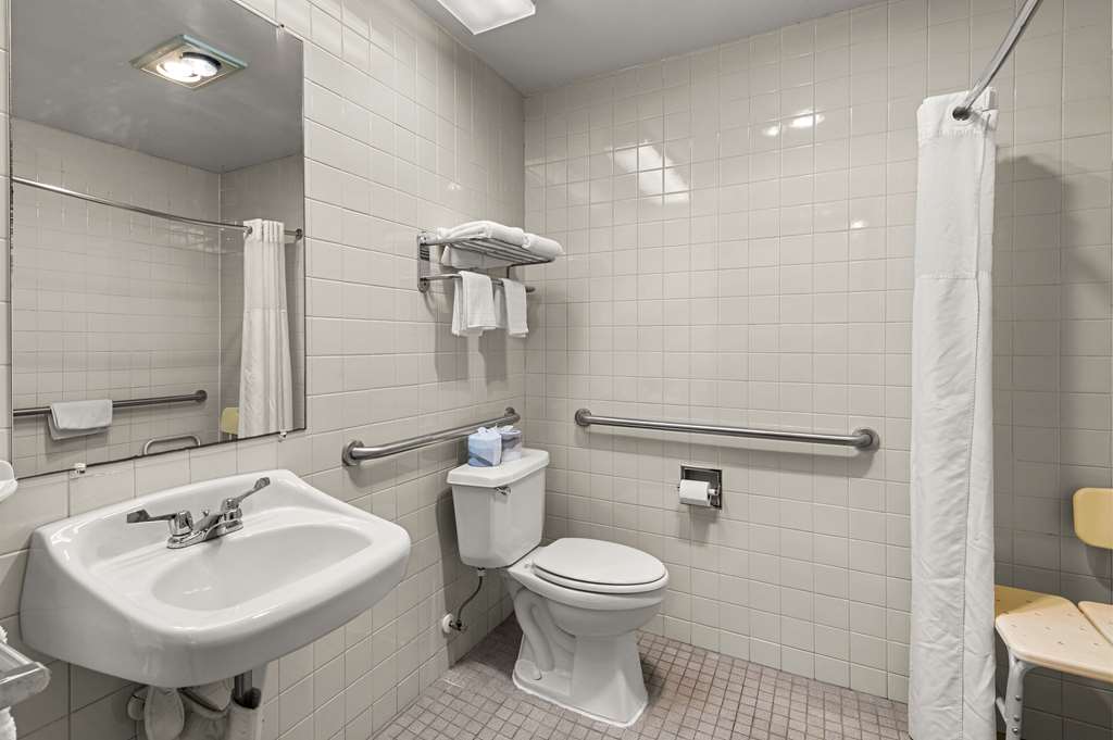 SUBURBAN STUDIOS KANSAS CITY AIRPOR-guestroom-Guest Room,Bathroom,On-Site.jpg