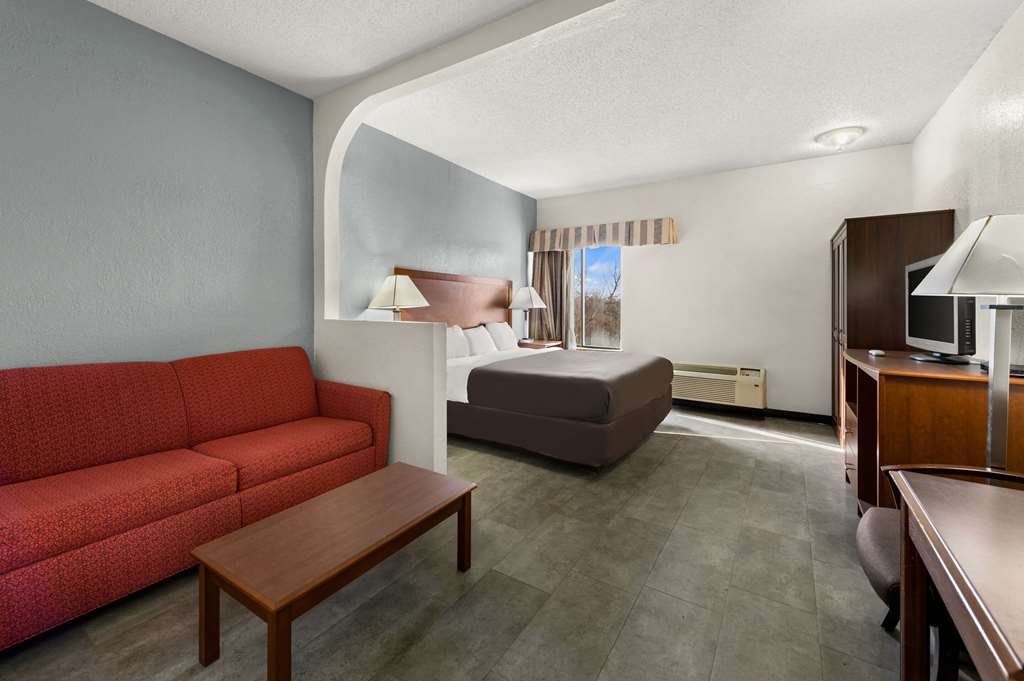 SUBURBAN STUDIOS KANSAS CITY AIRPOR-guestroom-Guest Room,Suite,On-Site.jpg