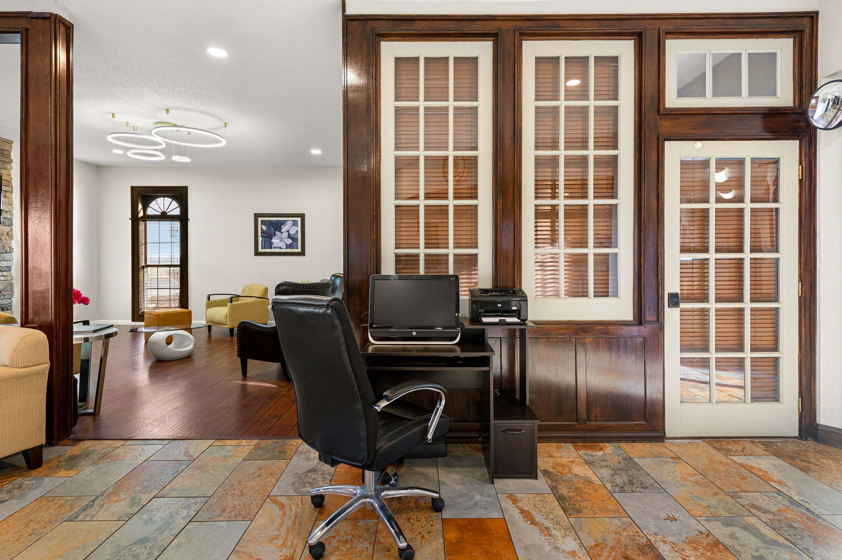Business center | Suburban Studios Kansas City Airport North