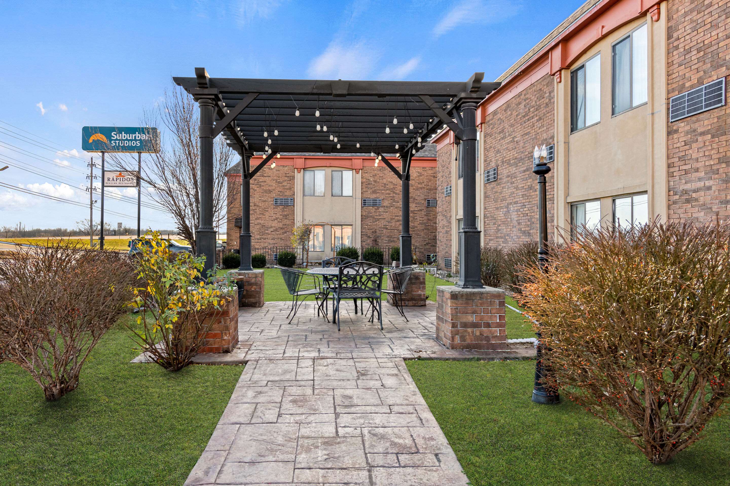 Hotel patio | Suburban Studios Kansas City Airport North