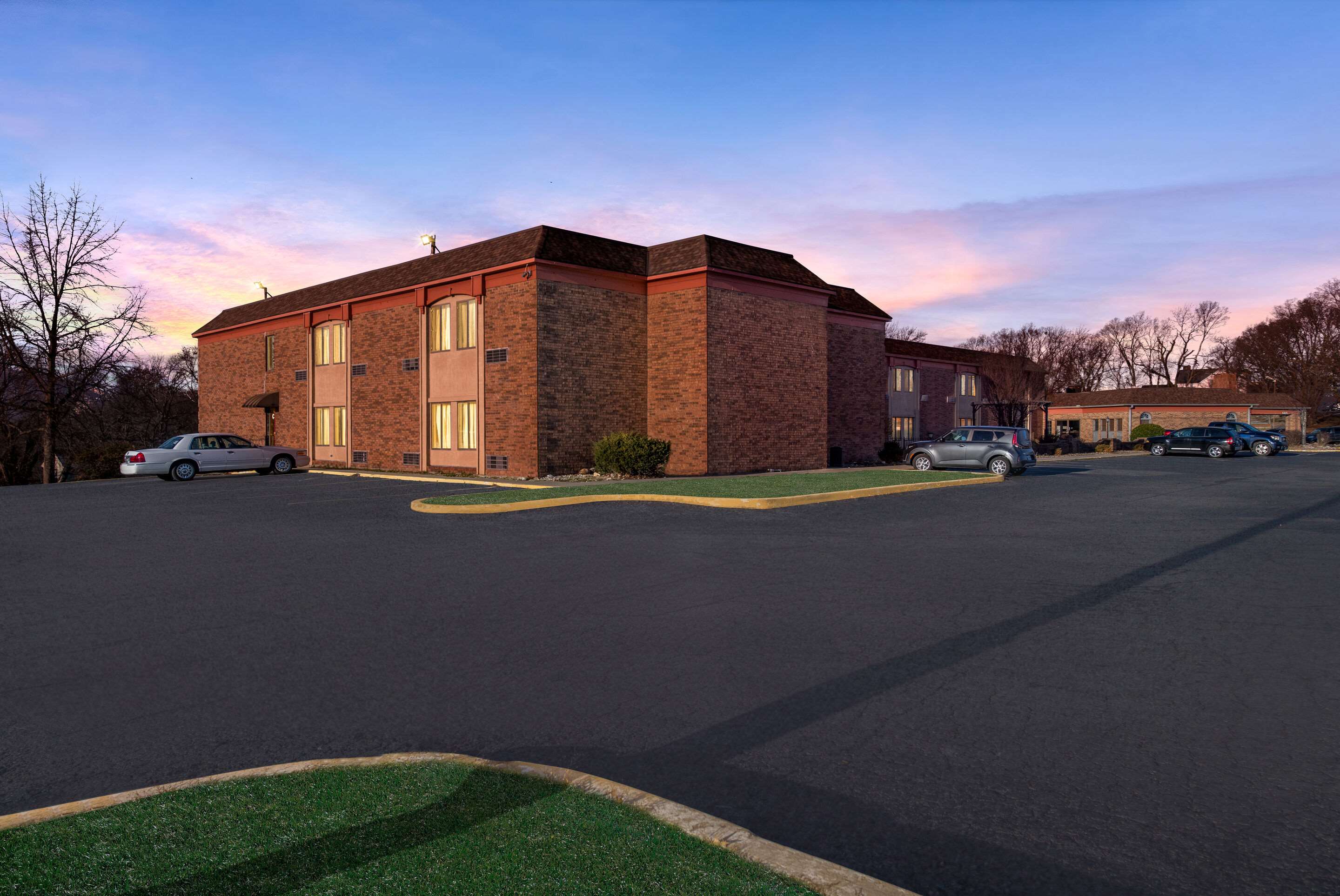 Twilight | Suburban Studios Kansas City Airport North