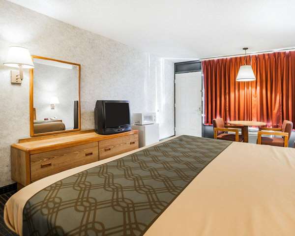  - Econo Lodge Jefferson City