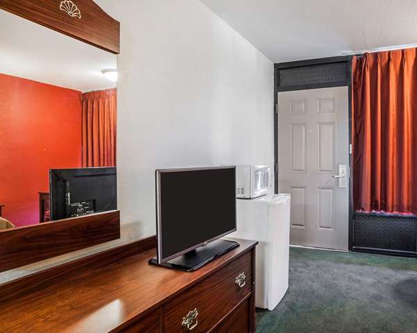  - Econo Lodge Jefferson City