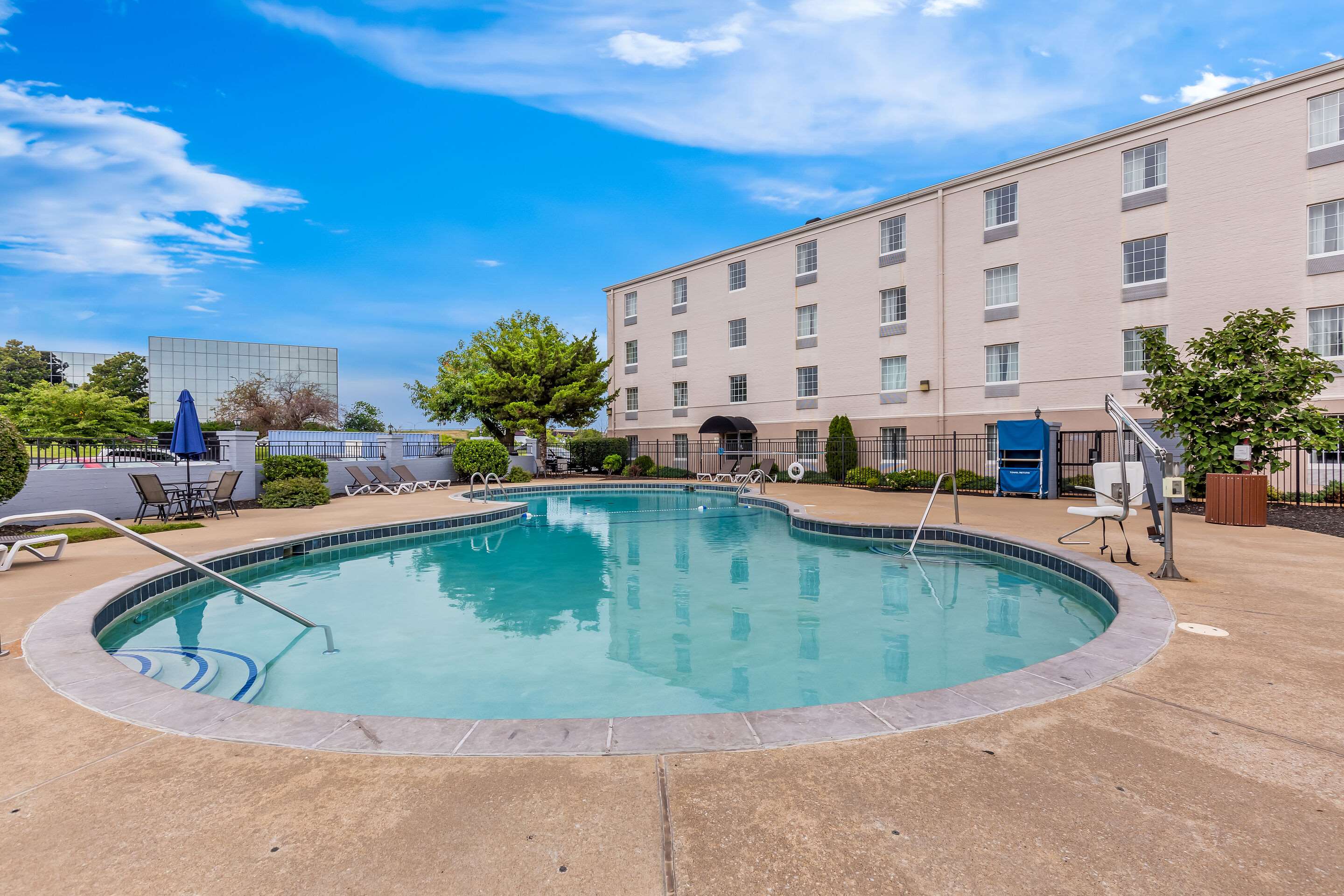 Outdoor pool | Comfort Inn St Louis – Westport