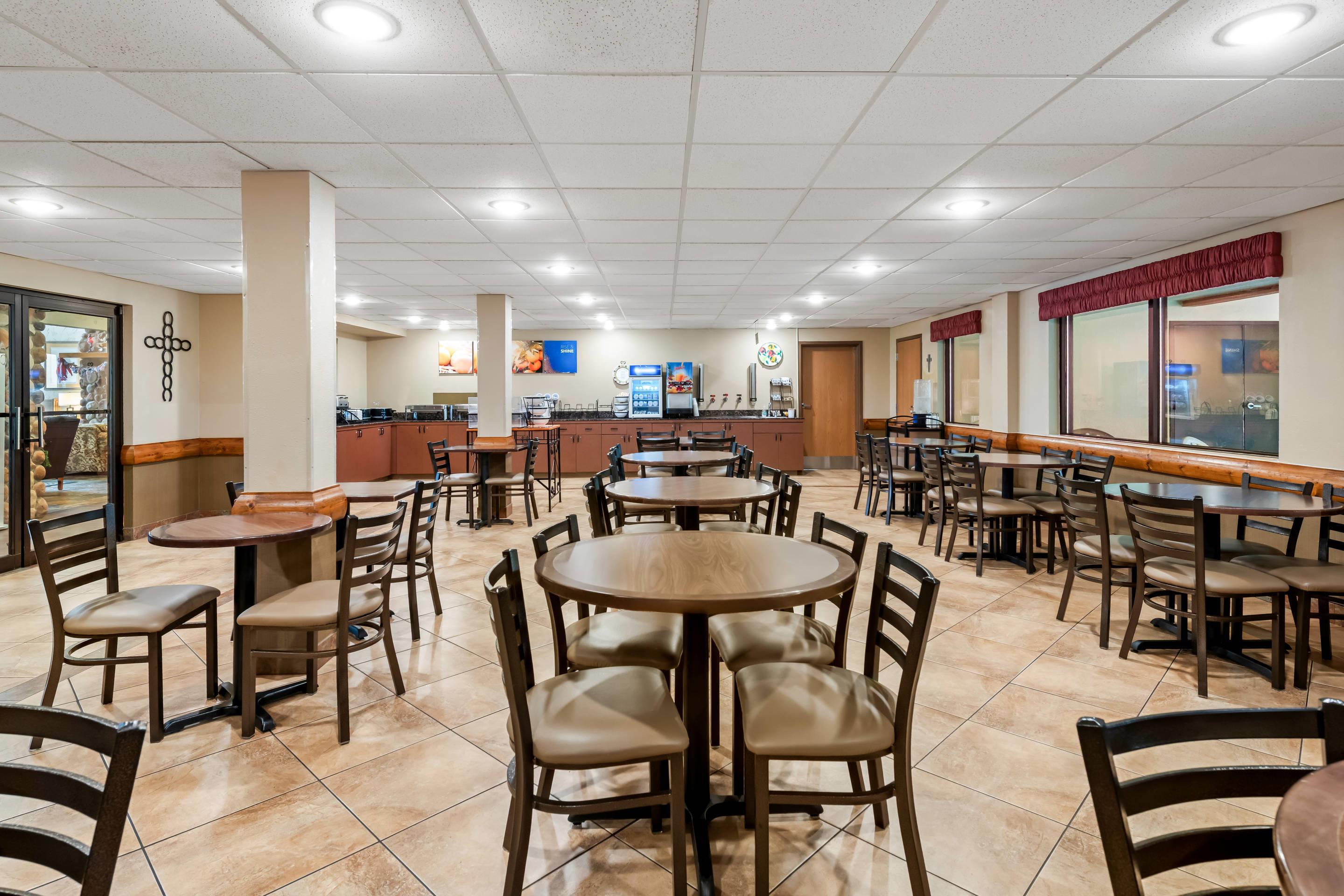Breakfast area | Comfort Inn & Suites Branson Meadows