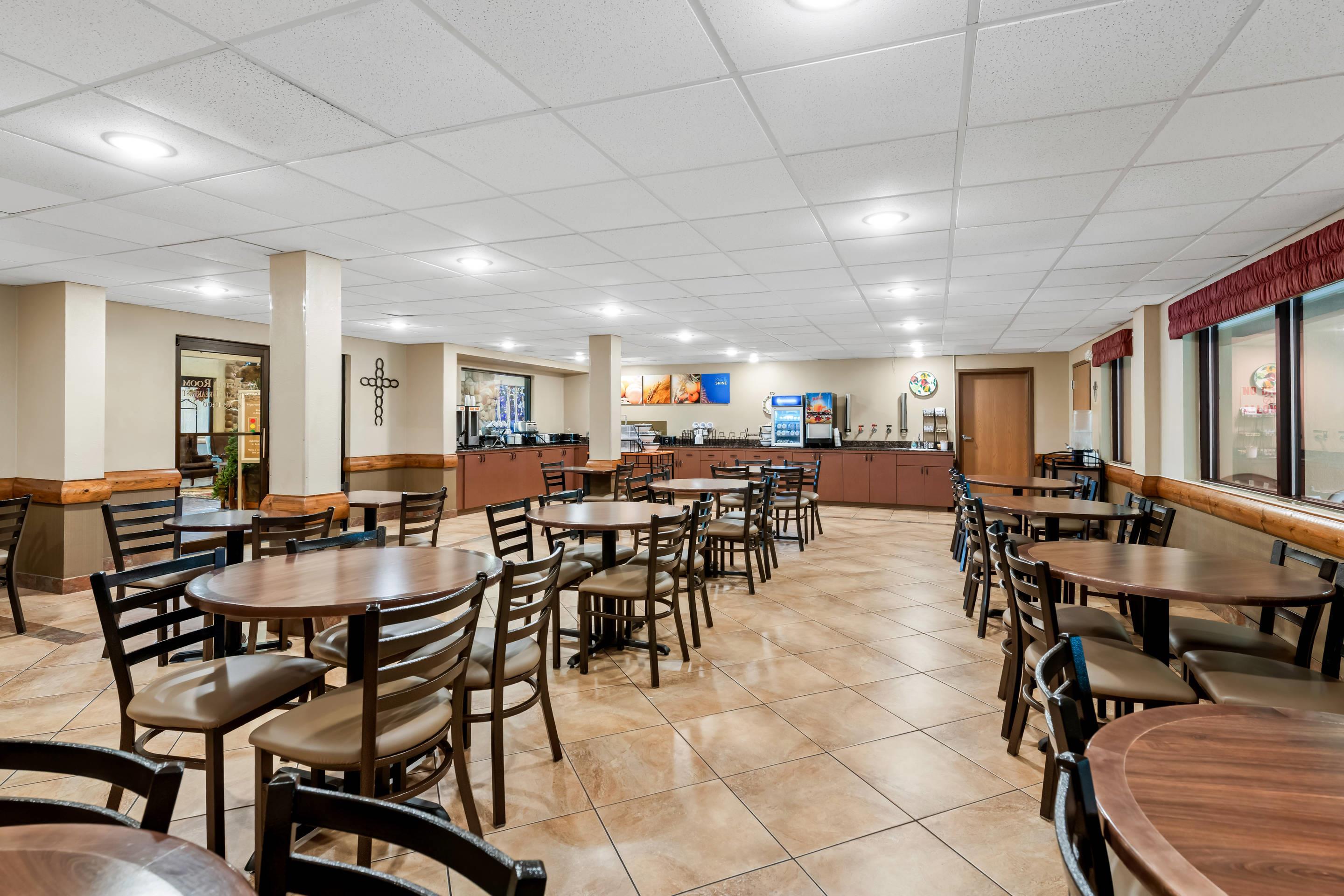 Breakfast area | Comfort Inn & Suites Branson Meadows