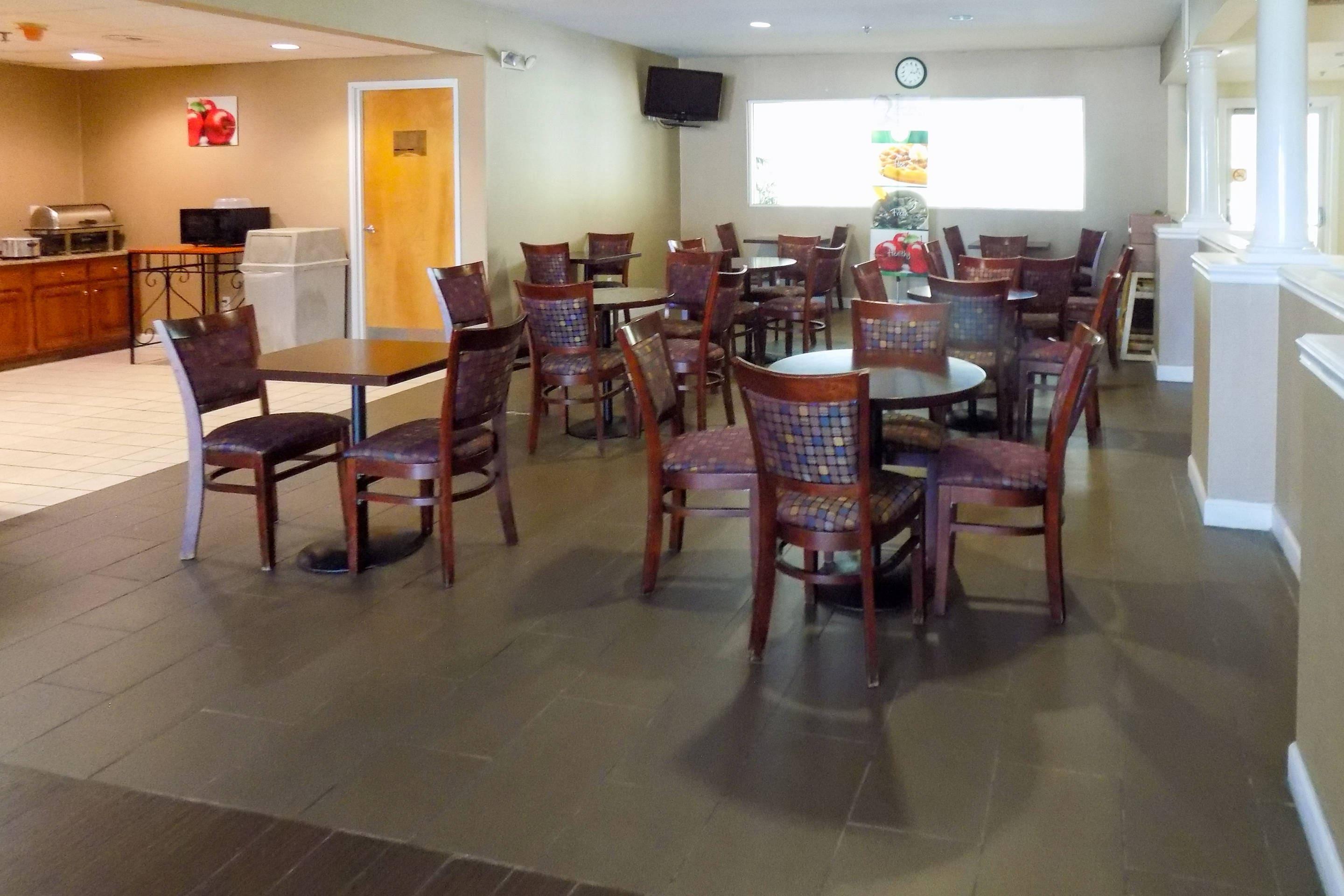 Enjoy breakfast in this seating area | Quality Inn