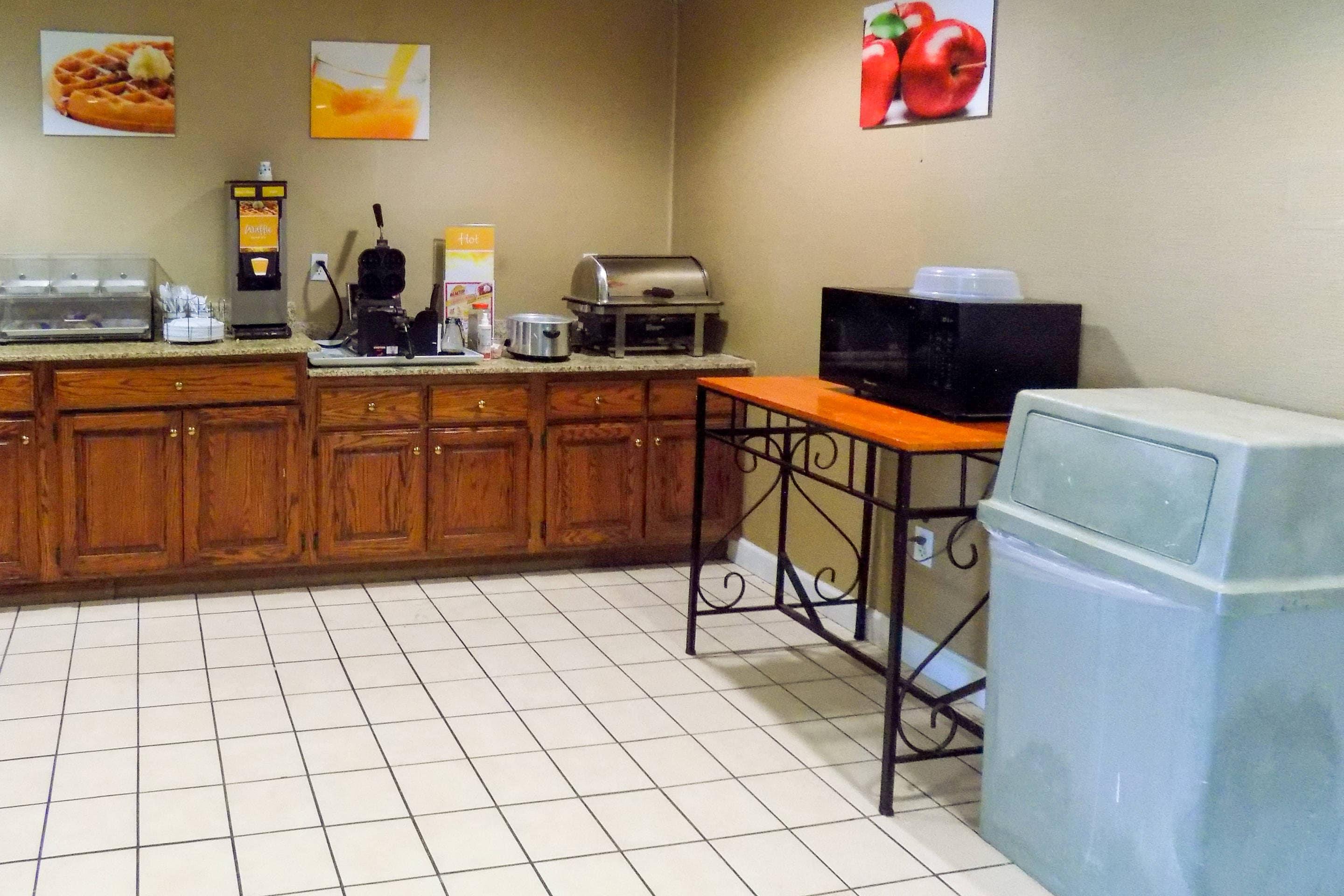 Breakfast area | Quality Inn