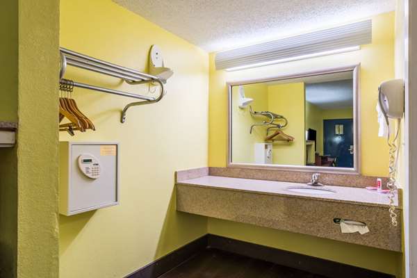  - Econo Lodge Picayune - I-59, Exit 4