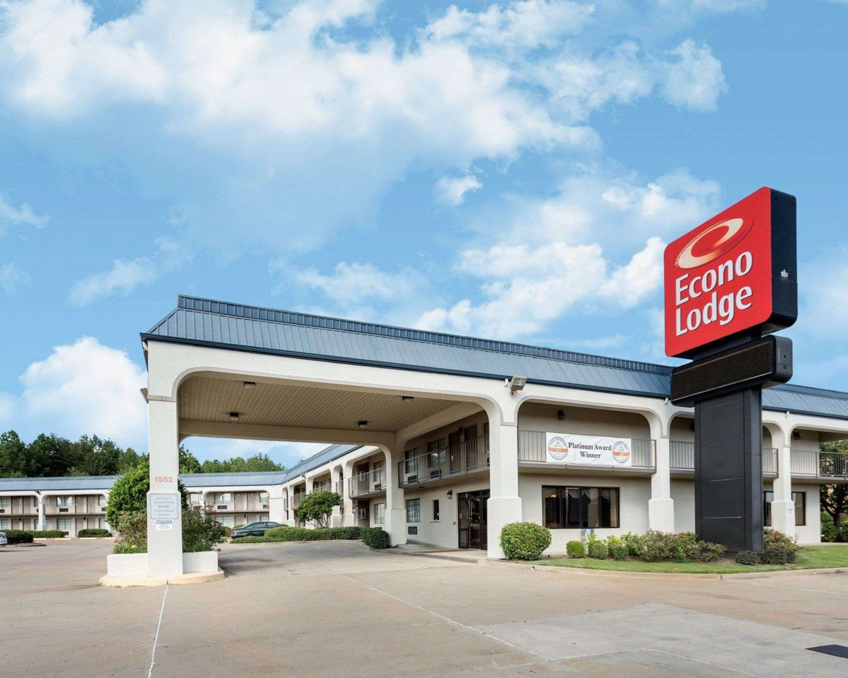 Hotel exterior | Econo Lodge Grenada
