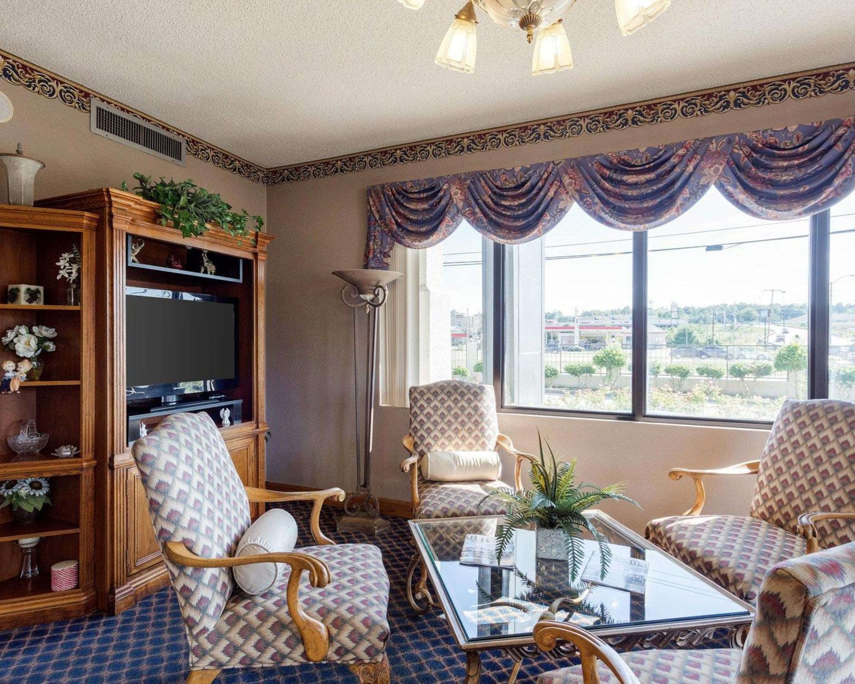 Lobby with sitting area | Econo Lodge Grenada