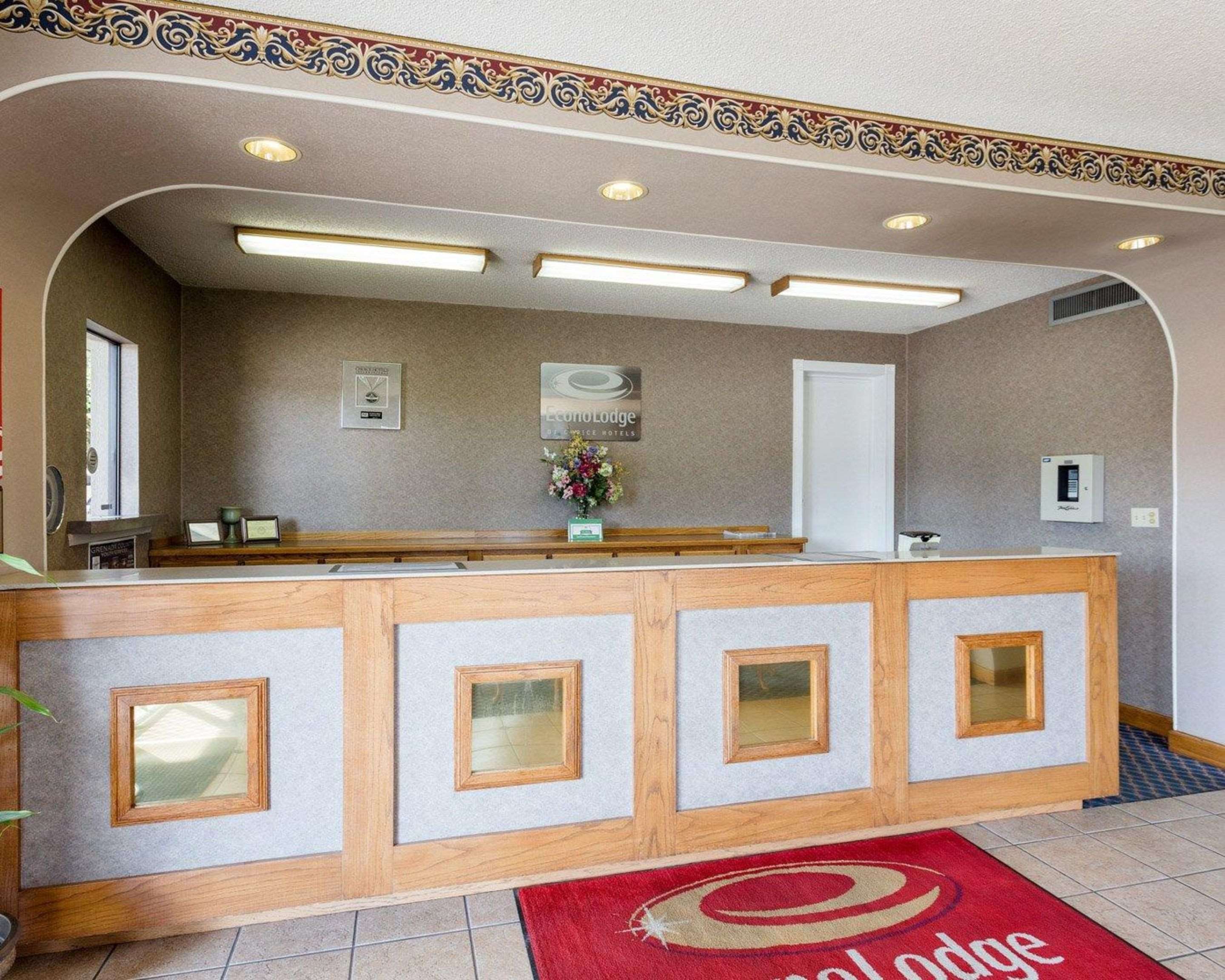 Front desk with friendly staff | Econo Lodge Grenada