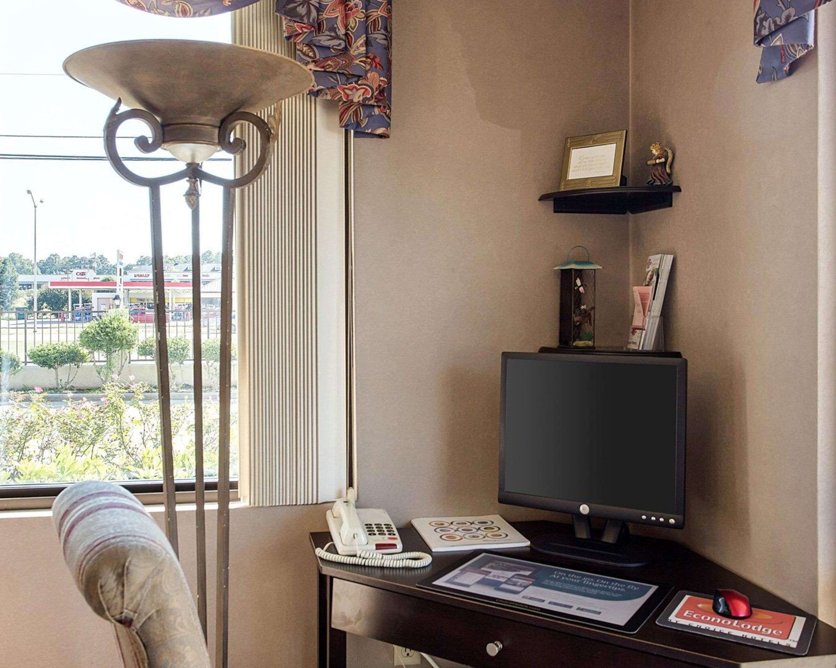 Business center with high-speed Internet access | Econo Lodge Grenada