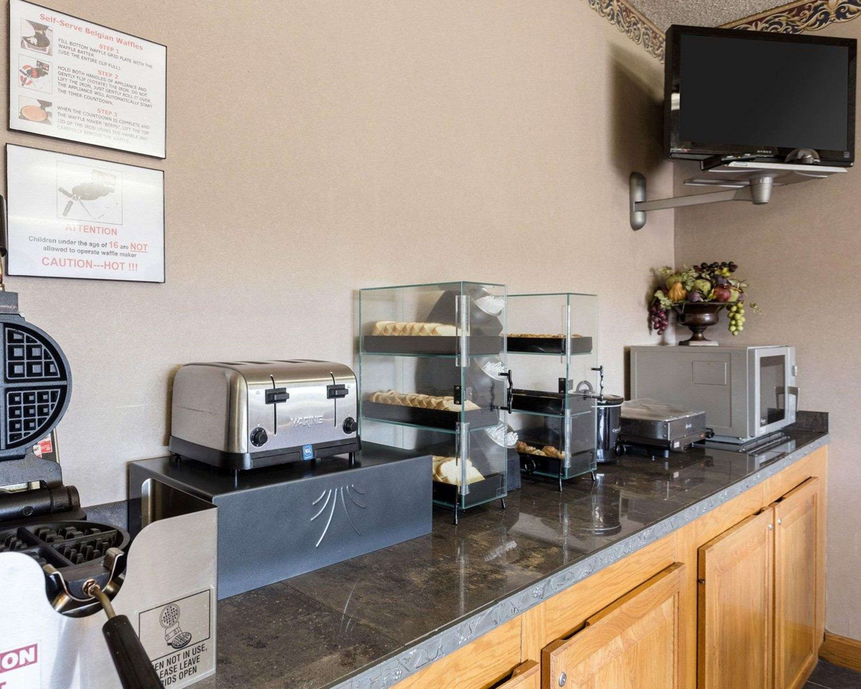 Free continental breakfast | Econo Lodge Grenada
