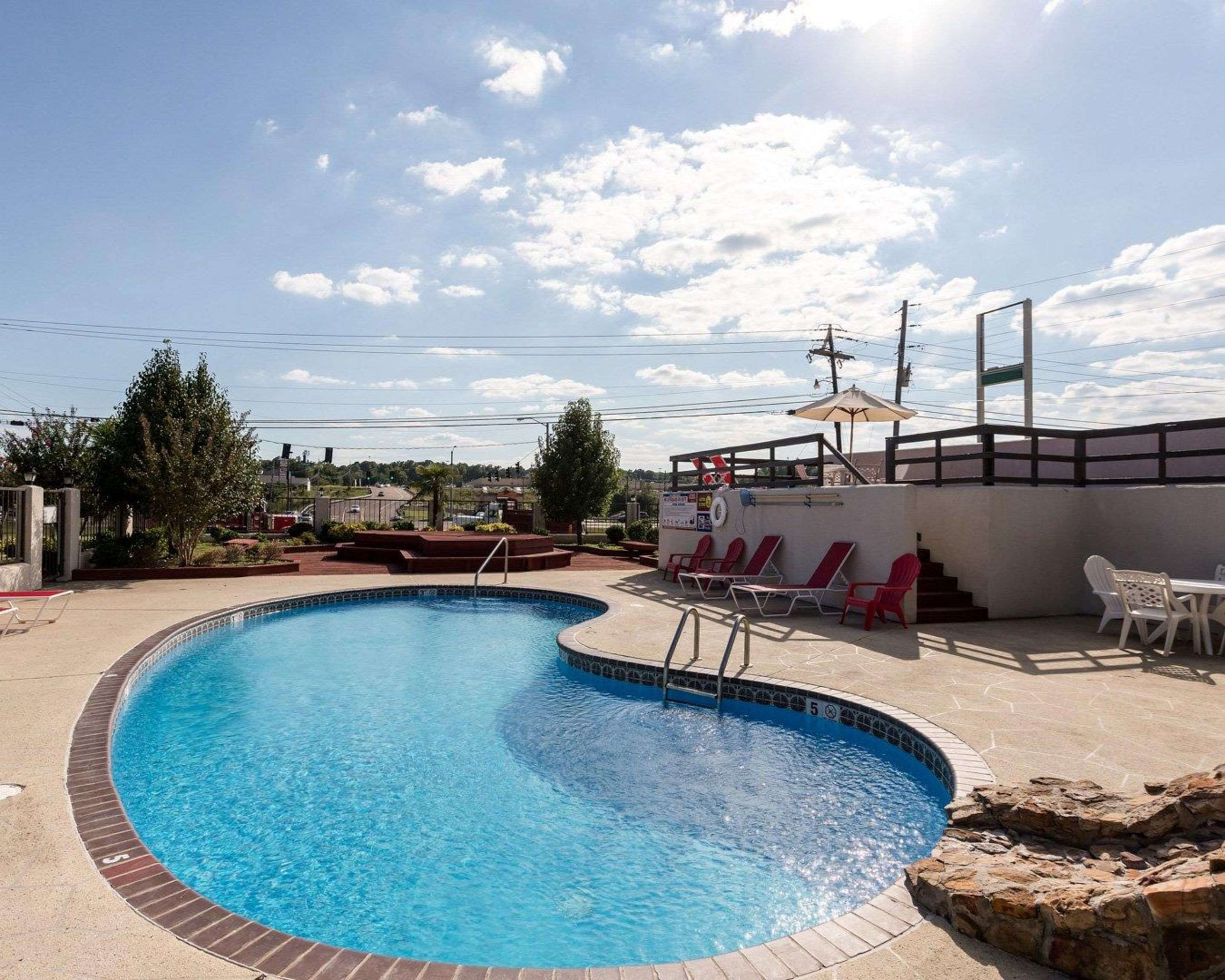 Outdoor pool with sundeck | Econo Lodge Grenada