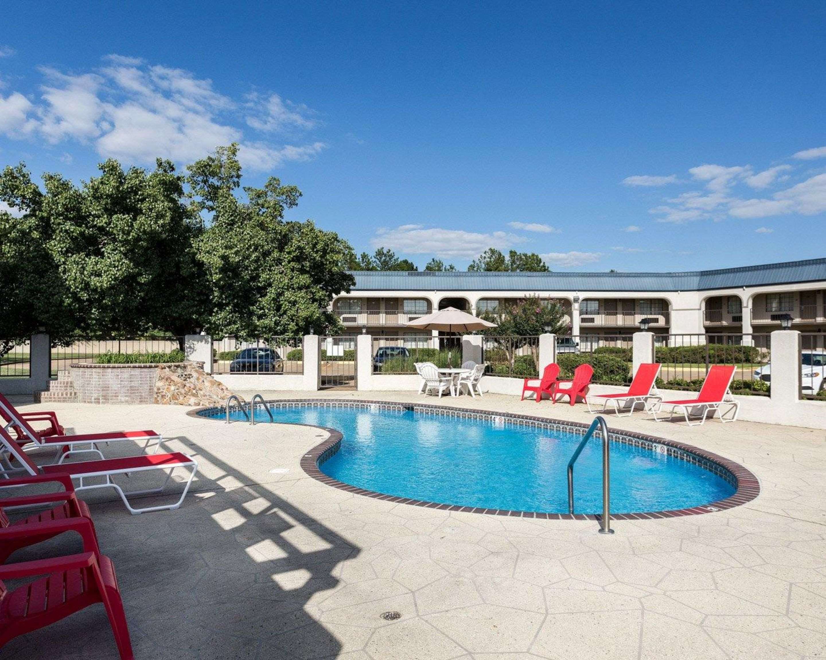 Relax on the sundeck | Econo Lodge Grenada